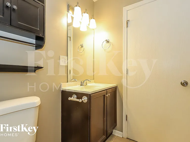 1102 Shoreland Ct — Photo 12