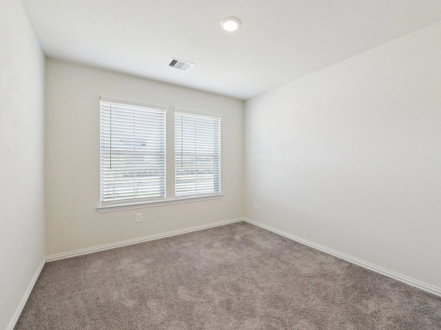 3 bed, 2.5 bath, 1923 sqft, $2,600 — Photo 3