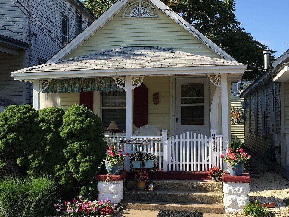 Cottage One Block From Beach!