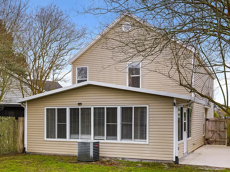 653 Staffordshire Dr E — Photo 15