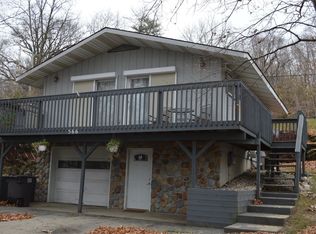 566 Gilletts Lake Rd, Jackson, MI 49201