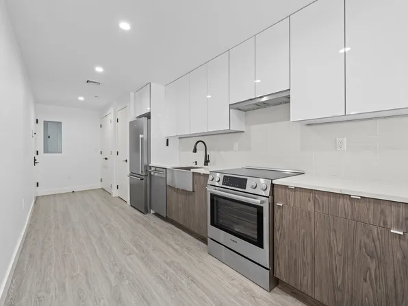 46-40 Vernon Boulevard image 5 of 17