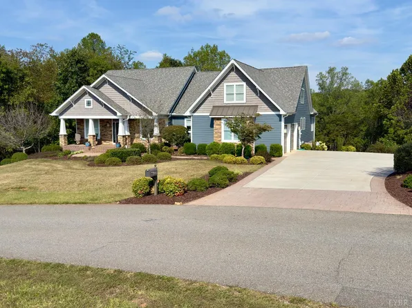 1420 W Crossing Dr, Forest, VA 24551