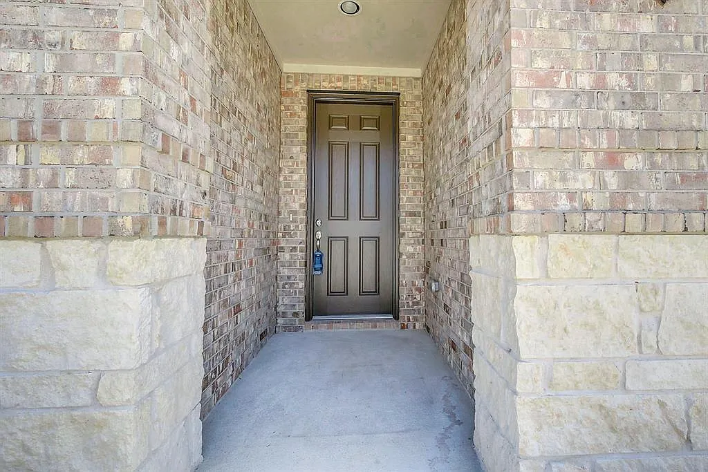 3 bed, 2.0 bath, 2340 sqft, $2,400 — Photo 3