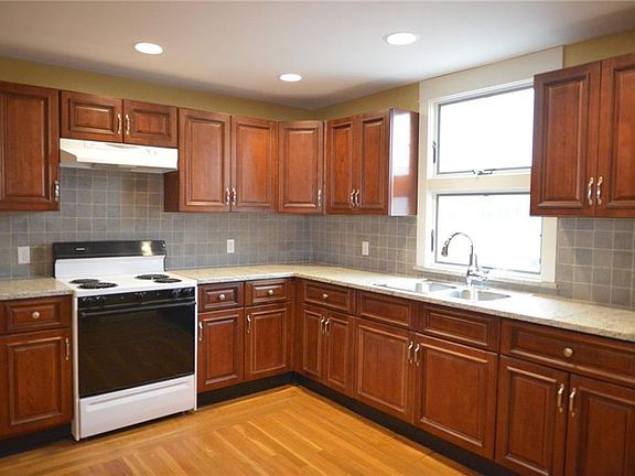 2nd image of 15 Bank St APT 3