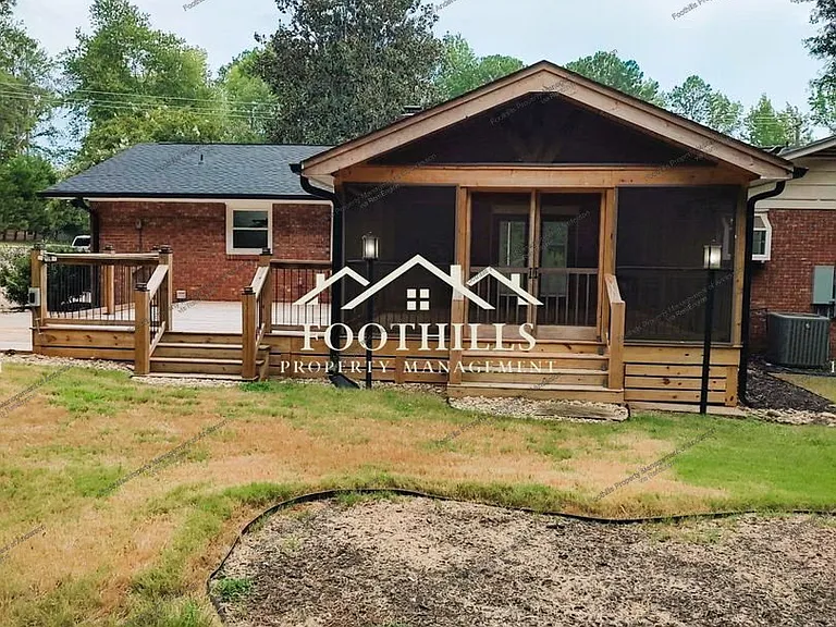 202 Wedgewood Dr — Photo 2