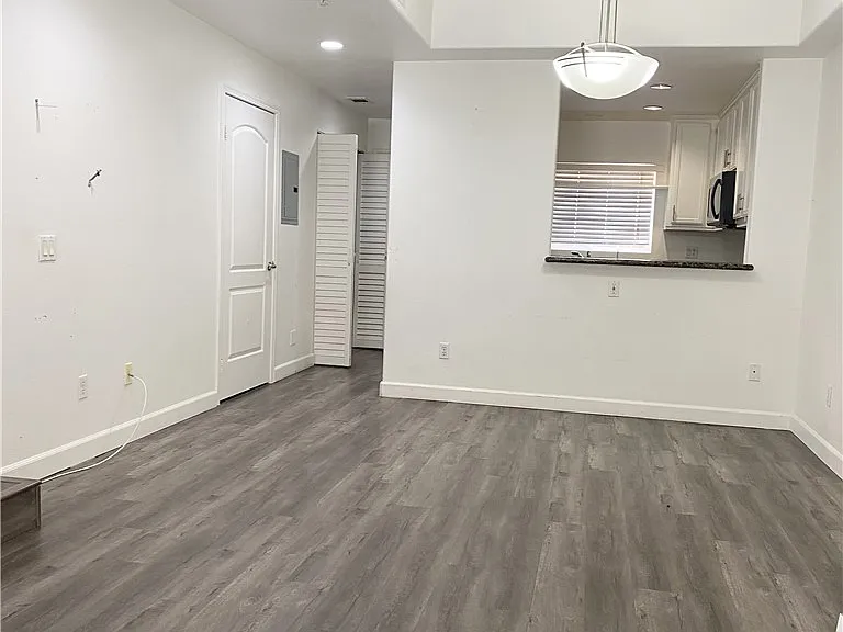 532 N Mariposa Ave #104 — Photo 6