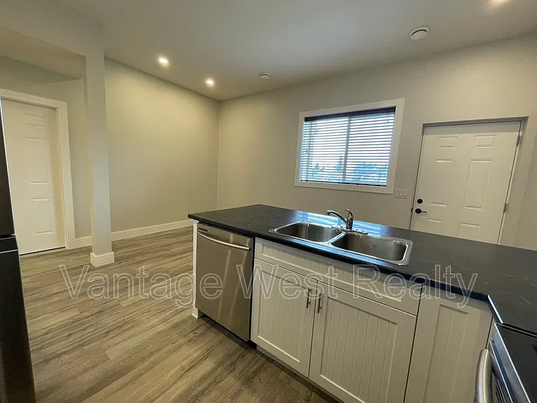 1414B Black Mountain Cres — Photo 8