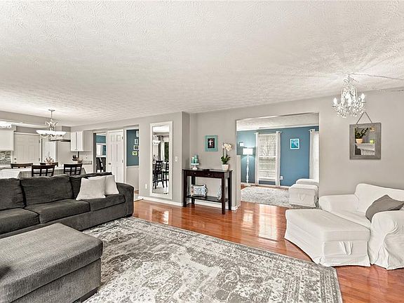 3rd image of 2265 Canterbury Cir