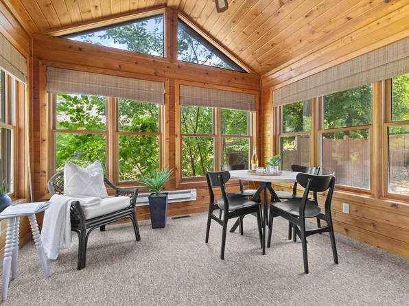 1306 Berry Ridge Rd, Eagan, MN 55123