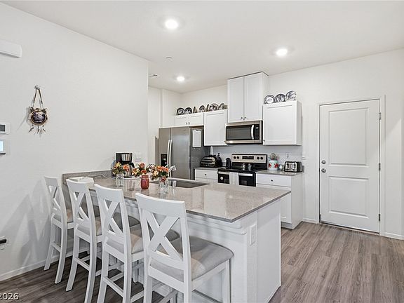 5th image of 554 Foothill Cove Ln