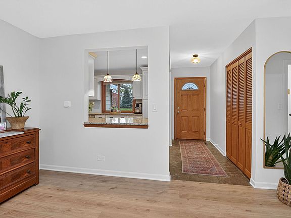3rd image of 6812 Woodridge Dr