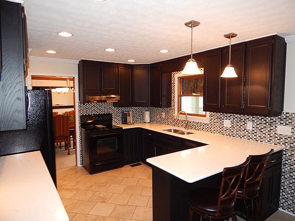 3rd image of 408 Hickory Dr