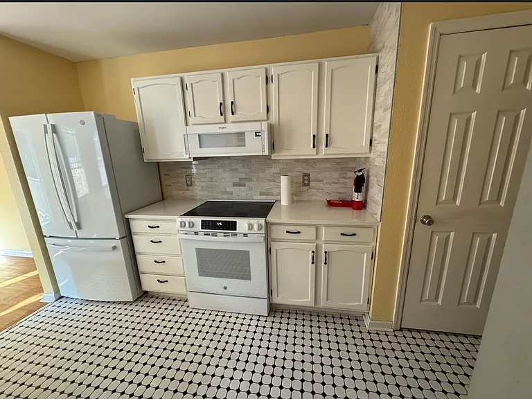 525 Highwood Cir — Photo 29