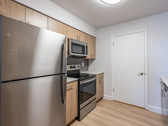 4th image of 700 Bounty Dr #1404