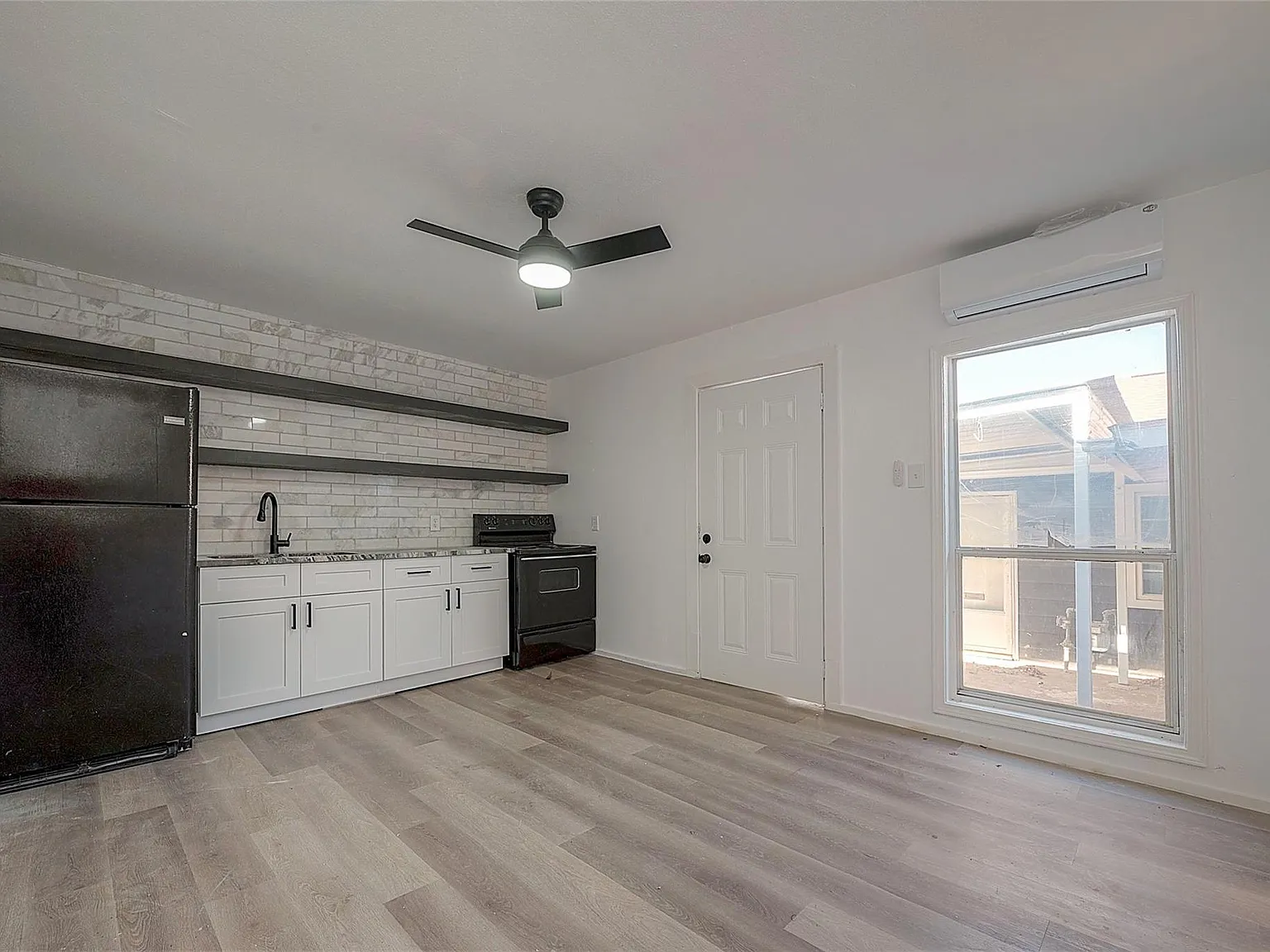 1 bed, 1.0 bath, 750 sqft, $995 — Photo 2