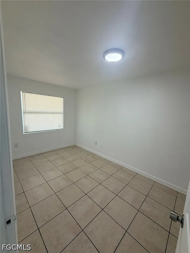 2 bed, 1.0 bath, 670 sqft, $1,200 — Photo 2