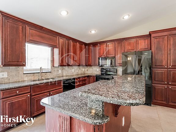 5th image of 18552 Spruce Dr W