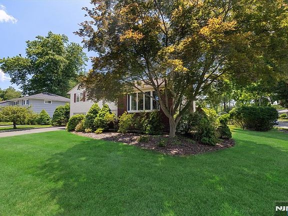 4th image of 753 Village Rd