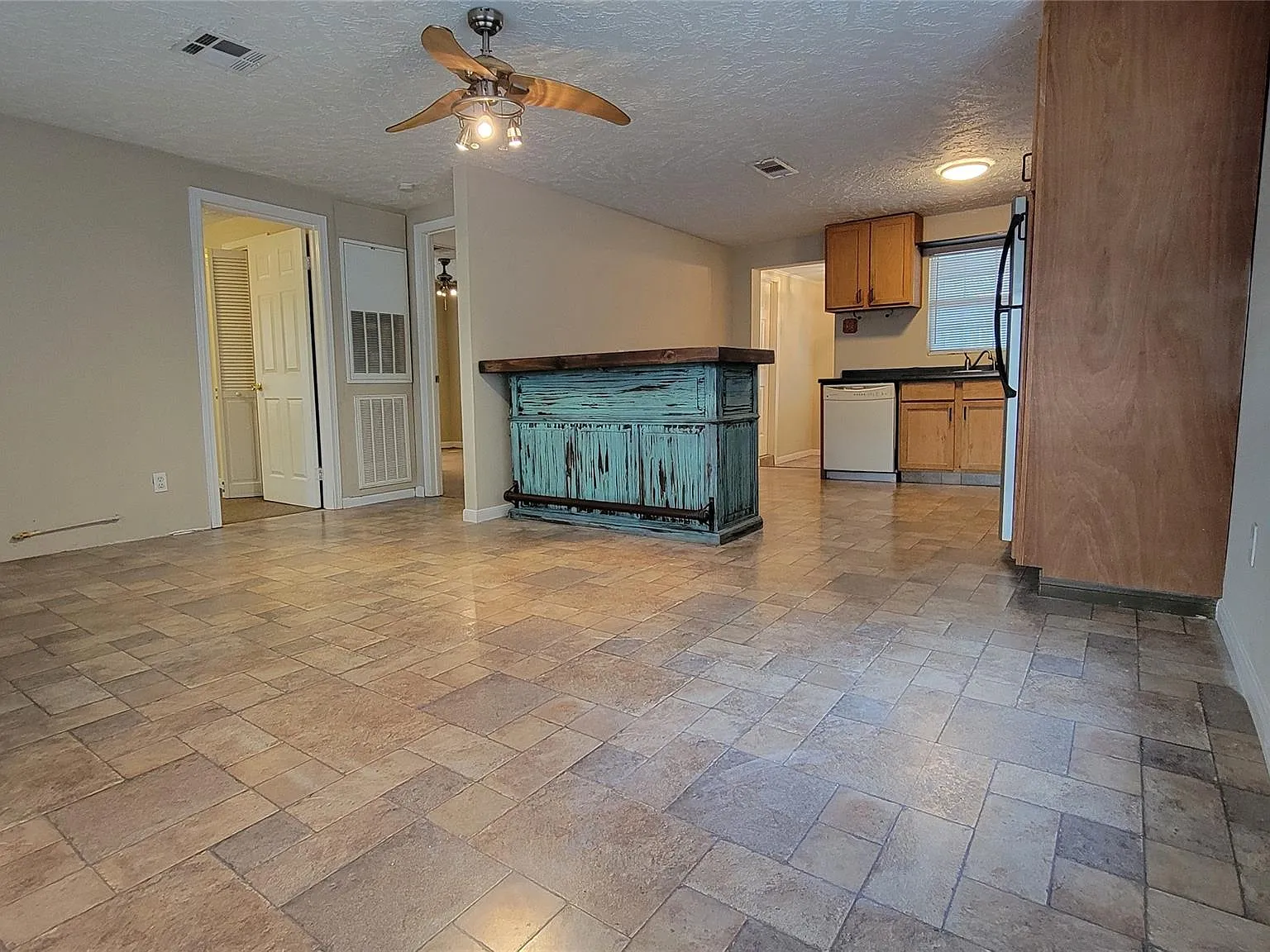 2 bed, 1.0 bath, 953 sqft, $1,600 — Photo 2