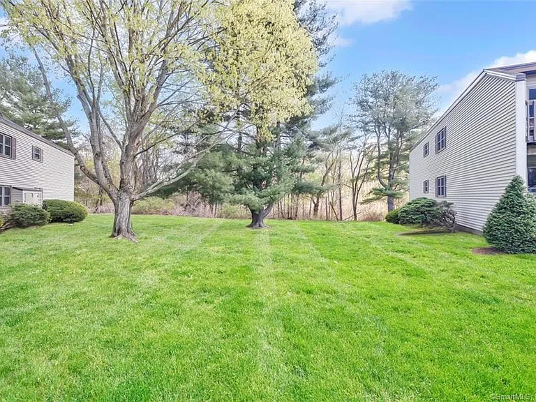 Twin Circle Dr — Photo 27