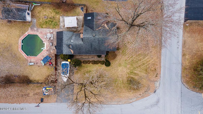 3rd image of 16 Maplewood Parkway