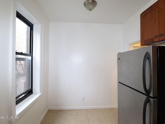 3rd image of 13270 Sanford Ave APT 6A
