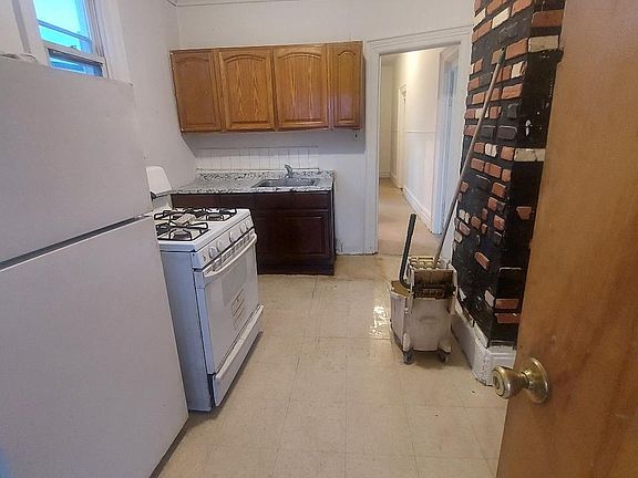 2nd image of 1473 Beach Ave Floor 2