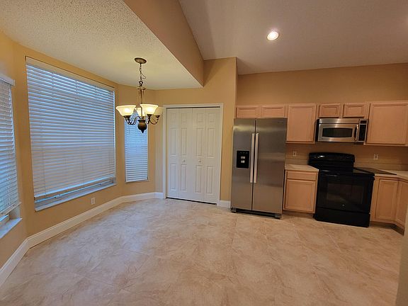 3rd image of 521 Hardwood Cir