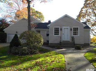 122 W Roe Blvd, Patchogue, NY 11772