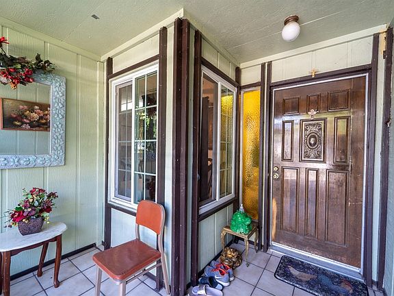 3rd image of 5621 Holiday Dr