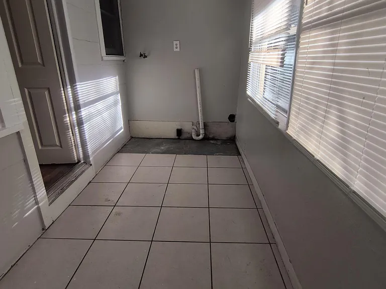 1037 Detroit St — Photo 13