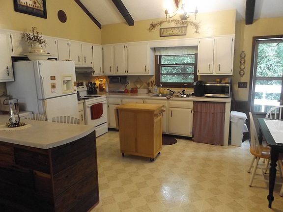 5th image of 411 Crestwood Dr