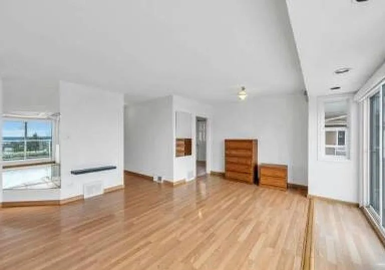 2208 Burquitlam Dr — Photo 2