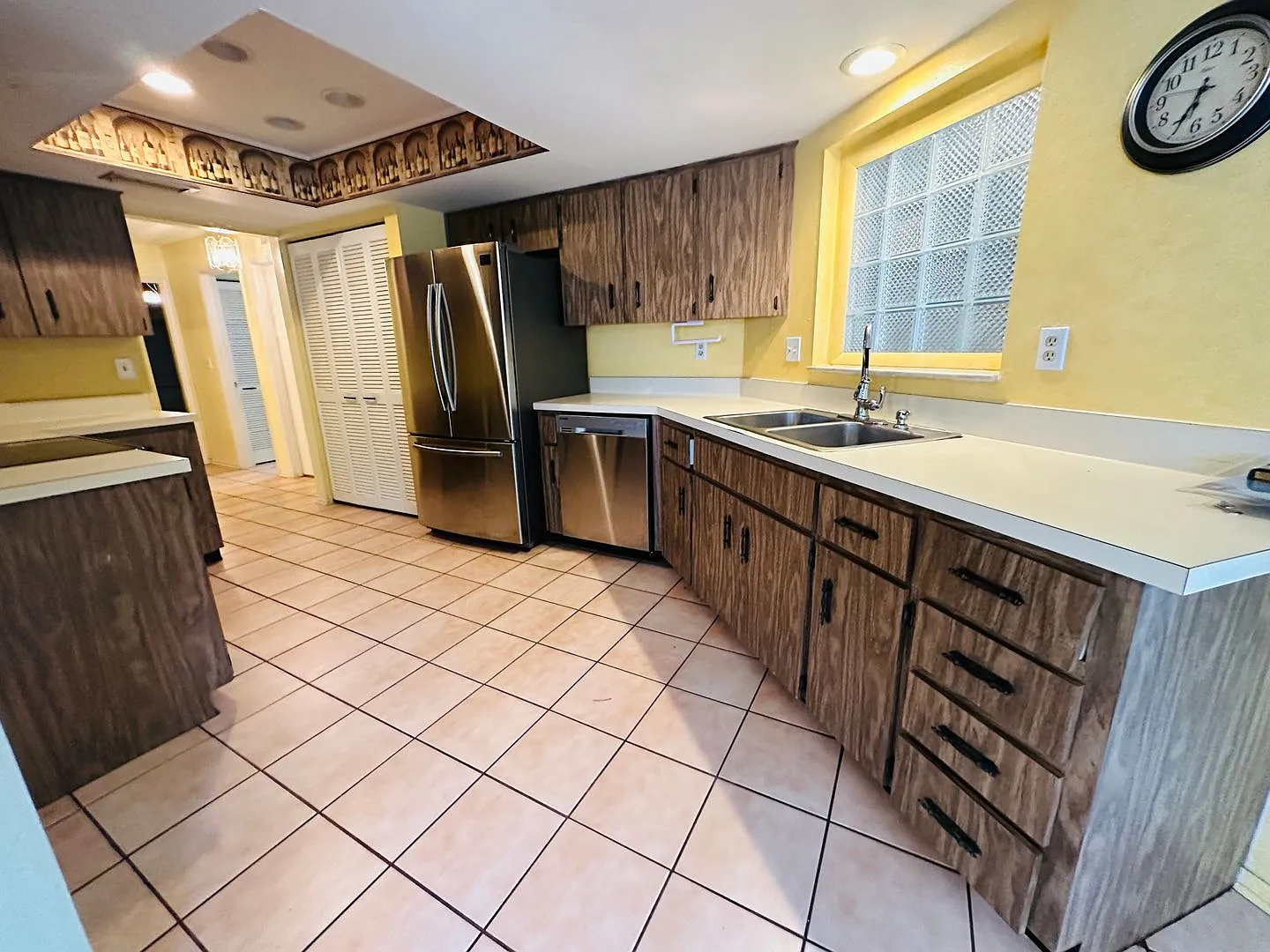 Spacious 3BR Palm Harbor Home with Fenced Yard & 2-Car Garage — Photo 2