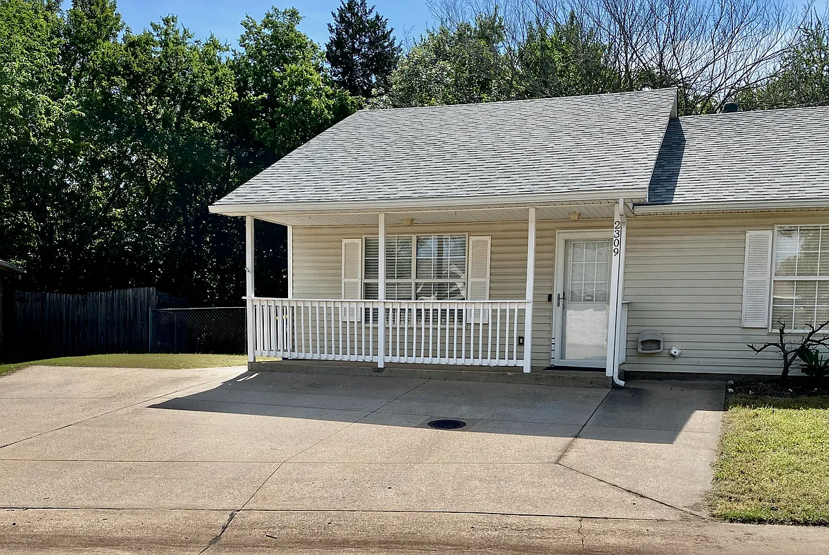 Building Photo - 2309 Timbercrest Dr