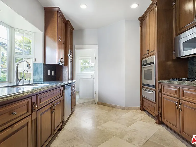 2230 W 30th St — Photo 15