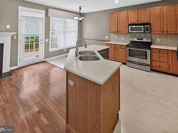 5th image of 32 Charter Oak Ct