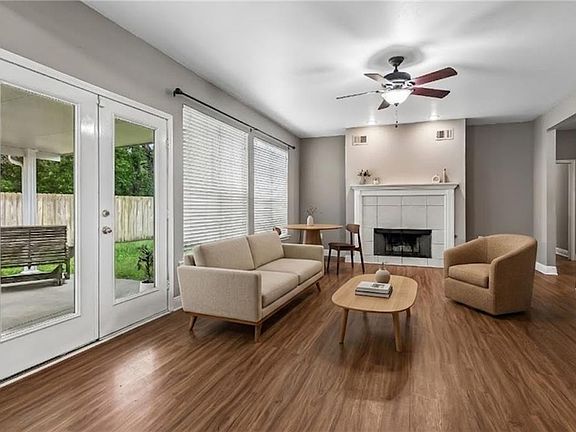 3rd image of 221 Spur Ct