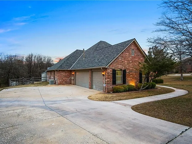 9417 Forest Dale Dr — Photo 3