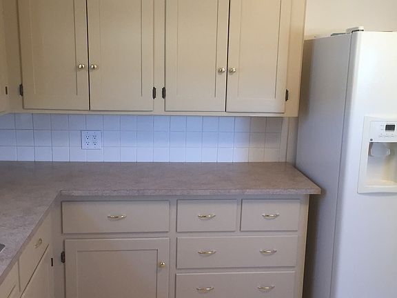 Kitchen: tile backsplash