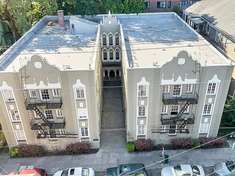 Flanders Apartments — Photo 2