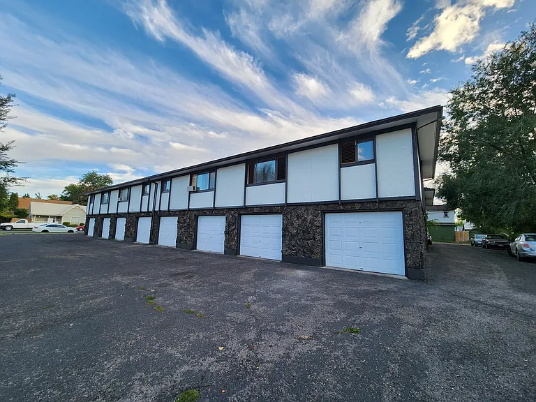 2 bed, 1.0 bath, $885 — Photo 2
