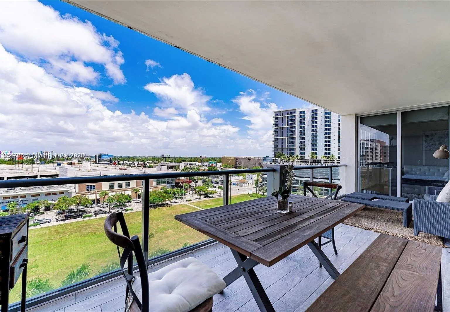 2 bed, 986 sqft, $4,700 — Photo 1
