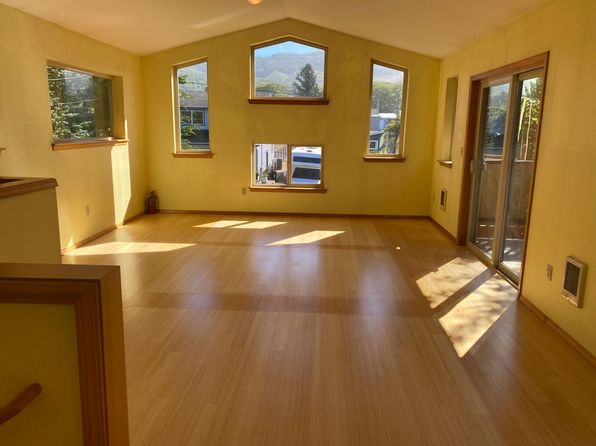 277 N Dolphin St, Rockaway Beach, OR 97136