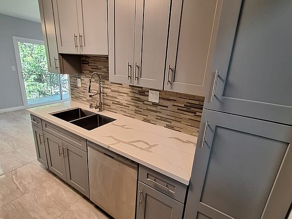 4th image of 13955 Oxnard St #1B-1Ba