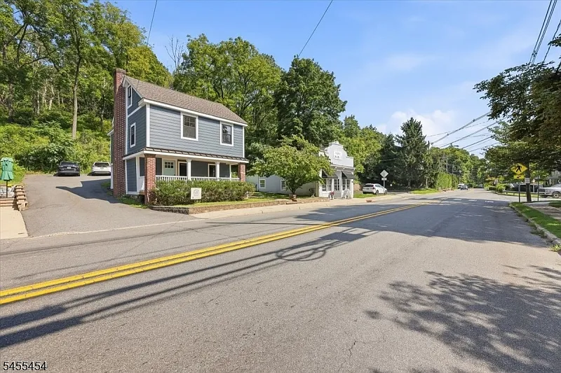 3 bed, 1.5 bath, $4,000 — Photo 2