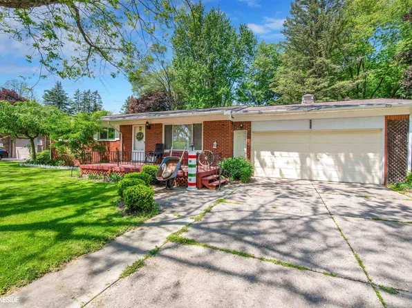 425 Hamilton Ave, Almont, MI 48003