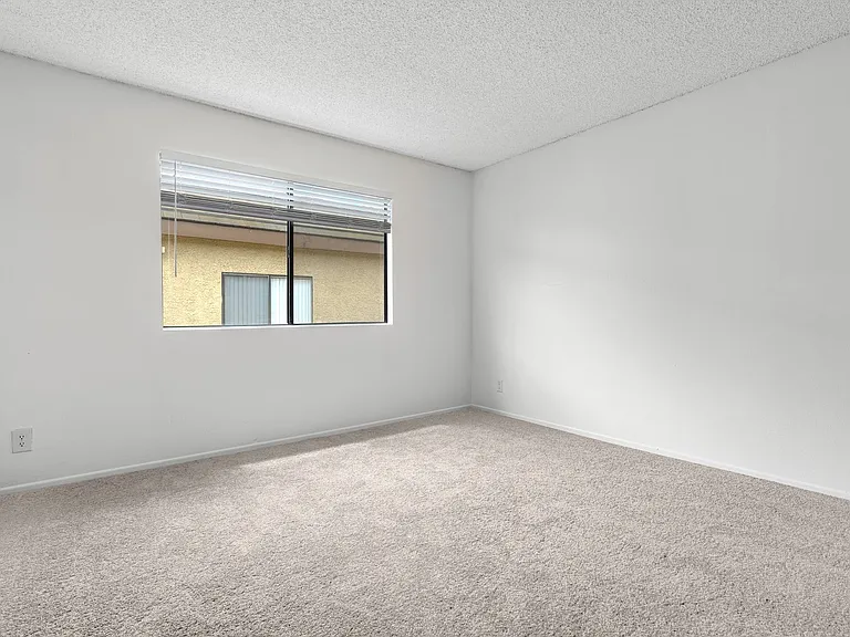 Monrovia Villas Apartments — Photo 26