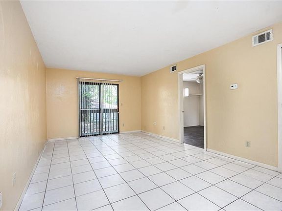 5th image of 127 SE 16th Ave APT S105